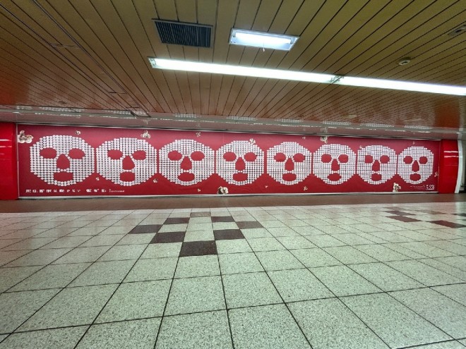 A massive “Heaven’s Door” installation appears in Shinjuku’s underground walkway! Grab the limited-edition sticky notes before they’re gone